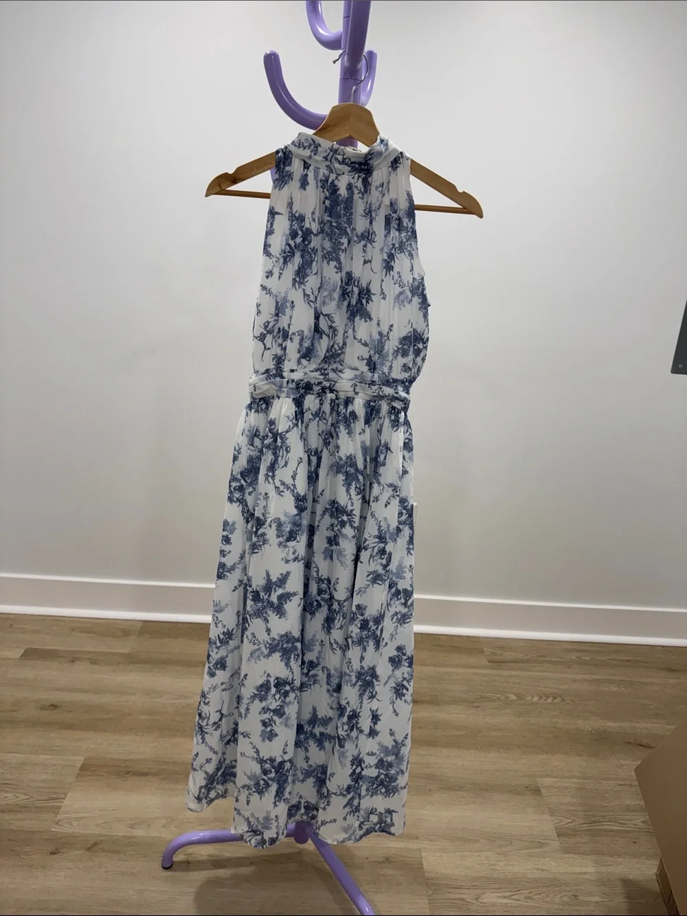 Women’s Sleeveless Floral Print Maxi Dress - Blue & White